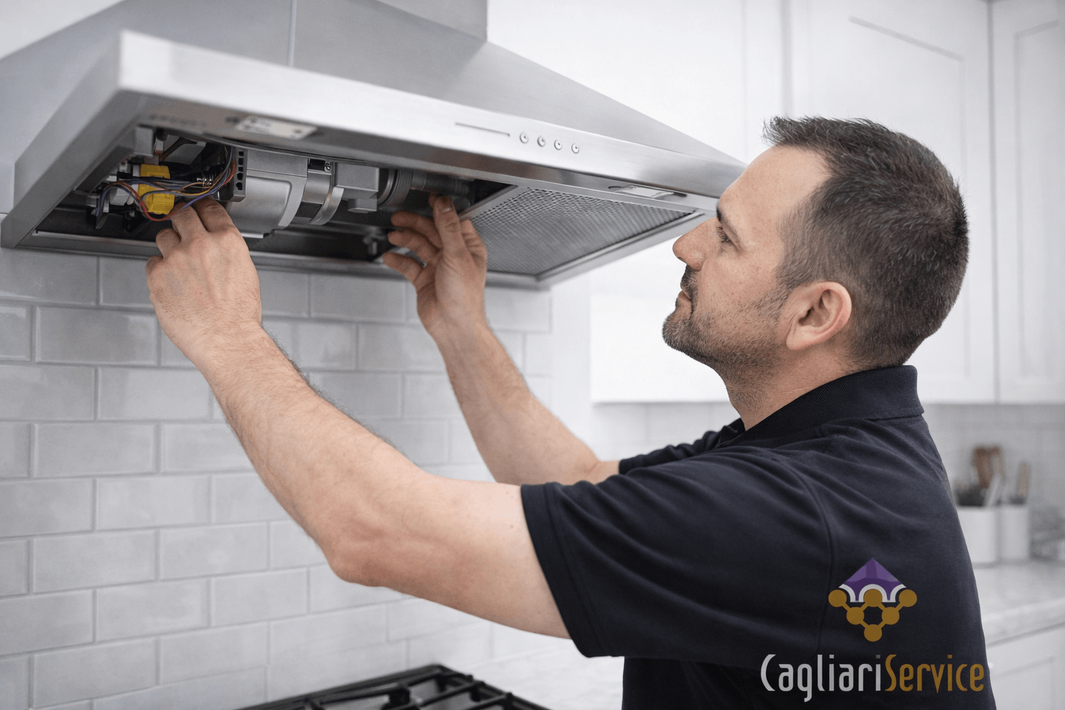 Tecnico Cagliari Service durante la riparazione di una cappa aspirante nel laboratorio di assistenza elettrodomestici a Cagliari