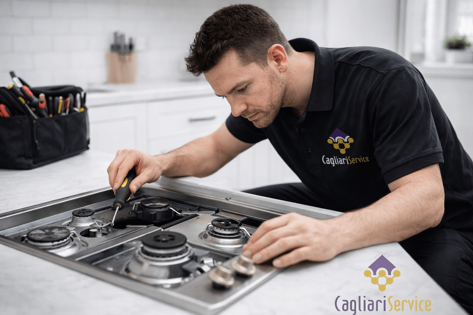 Tecnico Cagliari Service durante la riparazione di una cucina a induzione nel laboratorio di Cagliari