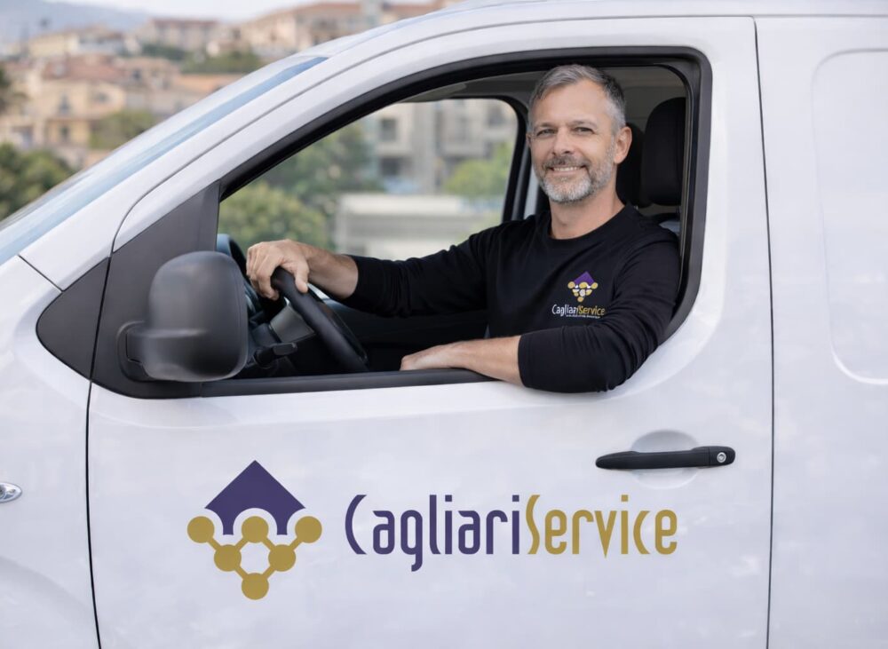 Tecnico CagliariService su furgone bianco per assistenza elettrodomestici a Cagliari e provincia.